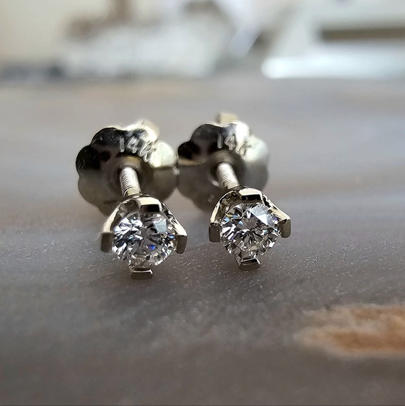 Genuine diamond stud earrings in 14k white gold. - Picture 2 of 6